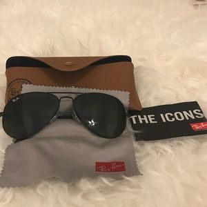 Black Ray-Ban Aviators